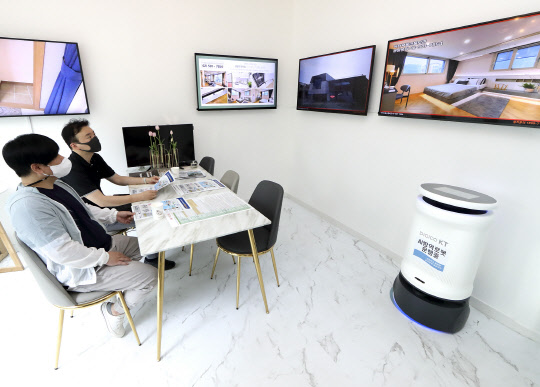 KT AI 방역로봇이 서울 강남구 대치동 닥터부동산홍보관 내부를 방역하고 있다. <KT 제공>